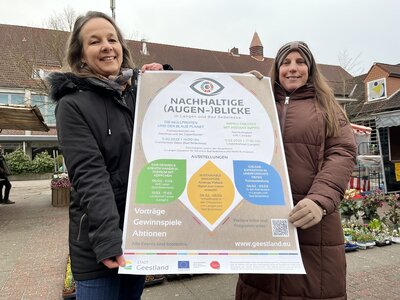 Sophie Schad und Katja Beier halten ein Plakat in den Händen