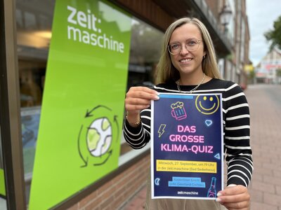 Katharina Koop mit Plakat