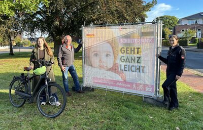 Sophia von der Lieth, Martin Döscher und Birte Heimberg stehen neben einem Banner