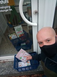 Sebastian Fahlbusch vor einem desinfizierten Korb mit Büchern