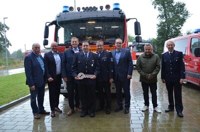 Vertreter von Feuerwehr und Politik freuen sich über die neuen Fahrzeuge