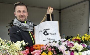 Marktbeschicker mit Jubiläumstasche