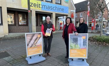 Mirko Jahn (von links) bietet ab sofort eine Energieberatung in der zeit:maschine (Am Markt 7) in Bad Bederkesa an. Über dieses neue Angebot freuen sich Geestlands Bürgermeisterin Gabi Kasten und Klimaschutzmanagerin Katharina Koop.