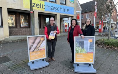 Mirko Jahn (von links) bietet ab sofort eine Energieberatung in der zeit:maschine (Am Markt 7) in Bad Bederkesa an. Über dieses neue Angebot freuen sich Geestlands Bürgermeisterin Gabi Kasten und Klimaschutzmanagerin Katharina Koop.