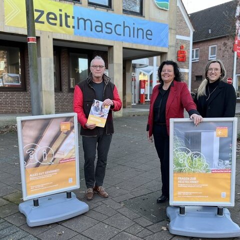Mirko Jahn (von links) bietet ab sofort eine Energieberatung in der zeit:maschine (Am Markt 7) in Bad Bederkesa an. Über dieses neue Angebot freuen sich Geestlands Bürgermeisterin Gabi Kasten und Klimaschutzmanagerin Katharina Koop.