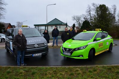 Taxen stehen vor der Haltestelle Jägerhof in Holßel