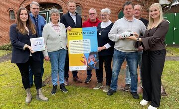 Laura Kottsieper (ganz links) und Elena Lührs (ganz rechts) überreichten die VR-Brille im Rahmen einer kleinen Feierstunde an den Heimatverein Kranichkring und Ortsbürgermeister Claus Seebeck (Vierter von links).