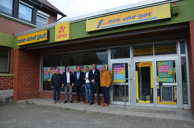 Freuen sich auf den ersten Tante Enso in Geestland (von links): Wilhelm Boldt (Ortsbürgermeister Lintig), Rafael Platek (Ortsbürgermeister Drangstedt), Reiner Feldmann (Ortsbürgermeister Sievern), Norbert Hegmann (myenso), Thorsten Bausch (myenso) und Thorsten Krüger (Bürgermeister der Stadt Geestland).