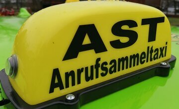 Schild mit Auschrift "AST"