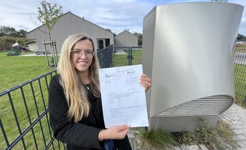 Katharina Koop mit Förderbescheid in den Händen