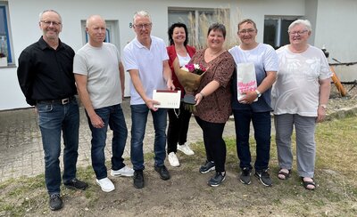 Familie Voß mit Vertretern der Telekom, des Landkreises Cuxhaven und der Stadt Geestland