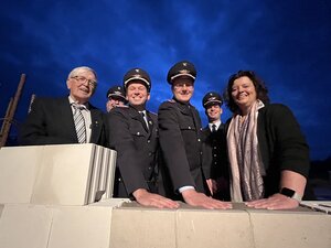 Vertreter von Feuerwehr und Verwaltung bei der Grundsteinlegung