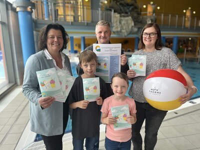 Bürgermeisterin Gabi Kasten präsentiert das neue Programmheft in der Moor-Therme