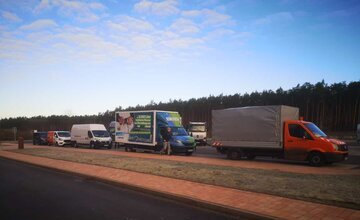 Lastwagen parken hintereinander