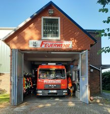 Fahrzeughalle mit dem Feuerwehrfahrzeug der Ortswehr Kührstedt