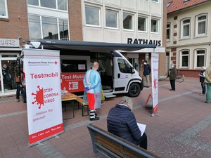 Testmobil vor dem Beerster Rathaus