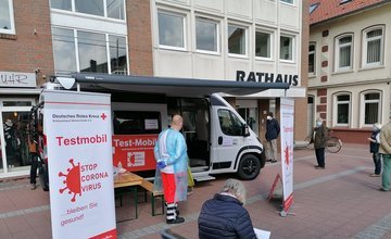 Testmobil vor dem Beerster Rathaus