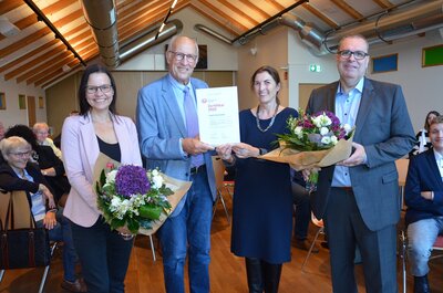 Sonja Thomas von der Stadt Geestland, Ratsvorsitzender Steffen Tobias und Bürgermeister Thorsten Krüger nahmen das Zertifikat von Beatrix Schwarze (Zweite von rechts) entgegen. 