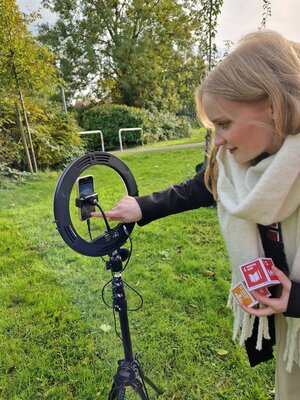 Jugendvertreterin Davina Weidner mit Handystativ