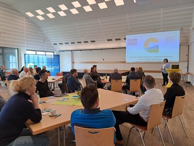 Bürgermeisterin Gabi Kasten begrüßt die Gäste bei der Infoveranstaltung im Lindenhofsaal