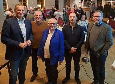 Wollen mit der Dorfregion Ahlenmoor gemeinsam vorangehen: Flögelns Ortsbürgermeister Claus Seebeck (von links), Erster Stadtrat Martin Döscher, Neuenwaldes Ortsbürgermeisterin Ellen Frank, Christian Schmiedt vom Krempeler Ortsrat und Lienhard Varoga vom Amt für regionale Landesentwicklung. 