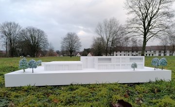 Miniaturmodell auf der Grünfläche vor dem Ameos-Klinikum