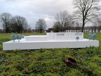 Miniaturmodell auf der Grünfläche vor dem Ameos-Klinikum