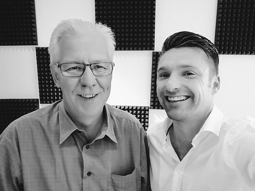 27 Heller wird's nicht: Ludwig Augenthaler, seines Zeichens Lichtgestalt, unternimmt mit Matthias Wittschieben einen Ritt durch die LED-Geschichte der Stadt Geestland. Na dann: Fiat Lux!