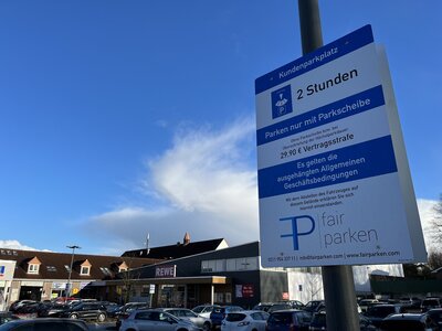 Hinweisschild auf dem Parkplatz am Lindenhof