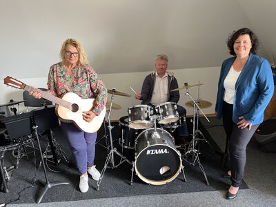 Monika Hahn (Schatzmeisterin der Musikschule Bederkesa), Matthias Austein (Leiter der Musikschule der Stadt Geestland) und Gabi Kasten (Bürgermeisterin der Stadt Geestland).