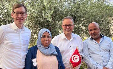 Geestlands Stadtrat Niklas Grebe (von links); Zaara Grich, stellvertretende Generalsekretärin aus Tozeur; Ratsvorsitzender Jörg Schröder und Rachid Nasser, Verwaltungsmitarbeiter aus Tozeur
