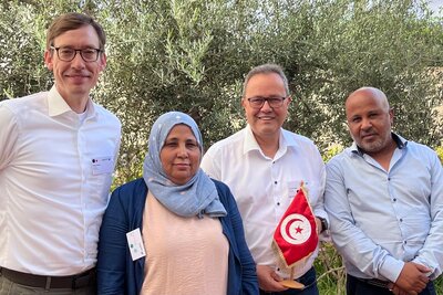Geestlands Stadtrat Niklas Grebe (von links); Zaara Grich, stellvertretende Generalsekretärin aus Tozeur; Ratsvorsitzender Jörg Schröder und Rachid Nasser, Verwaltungsmitarbeiter aus Tozeur