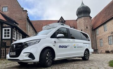 Testfahrzeug von MOTOR Ai vor der Burg Bederkesa