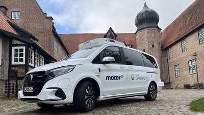 Testfahrzeug von MOTOR Ai vor der Burg Bederkesa