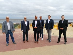 Olaf Lies überreicht Förderbescheid