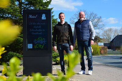 Tjark Stange und Andy Schroeder neben der Infostele