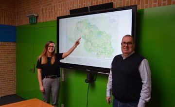 Katharina Koop und Thorsten Krüger stehen vor der Ideenkarte