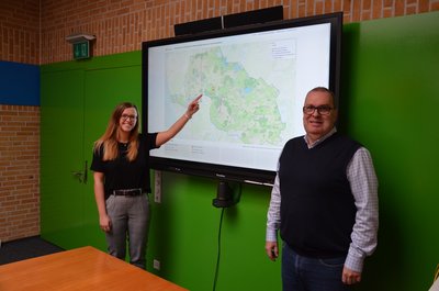 Katharina Koop und Thorsten Krüger stehen vor der Ideenkarte