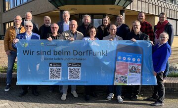 Ortsbürgermeister halten Banner mit DorfFunk-Aufschrift