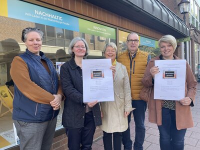 Freuen sich auf die Stellenbörse im WIR-Laden (von links): Natascha Grotjohann und Andrea Roming (Romantik Hotel Bösehof), Dagmar Froelich (Agentur für Arbeit Stade), Thorsten Krüger (Bürgermeister) und Ninja Junge (Junge Landtechnik).
