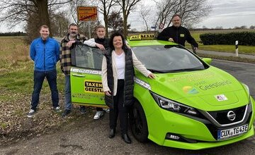 Grünes Taxi vor Ortsschild Köhlen
