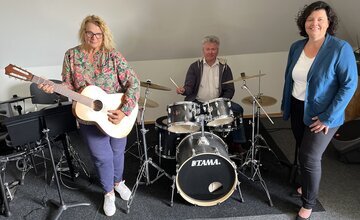 Monika Hahn (Schatzmeisterin der Musikschule Bederkesa), Matthias Austein (Leiter der Musikschule der Stadt Geestland) und Gabi Kasten (Bürgermeisterin der Stadt Geestland).