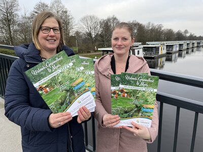 Ann-Kathrin Köntopp und Beke Dahl halten das neue Urlaubsmagazin in den Händen