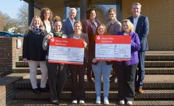 Nina Hebener (Leiterin Grundschule Drangstedt-Elmlohe), Nadine Jungen (Sekretärin GS Drangstedt Elmlohe), Dr. Anneke Hellberg-Bahr (Förderverein GS Drangstedt Elmlohe), Ernst Eugen Esch (Förderverein GS Drangstedt-Elmlohe), Nadine Knackstedt (GS Drangstedt-Elmlohe), Gabi Kasten (Bürgermeisterin), Isabel Zirbes (Leiterin GS am Hinschweg), Simone Lunau (WESPA), Monika Hahn (Sekretärin GS am Hinschweg) und Matthias de Boes (WESPA).