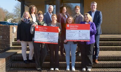 Nina Hebener (Leiterin Grundschule Drangstedt-Elmlohe), Nadine Jungen (Sekretärin GS Drangstedt Elmlohe), Dr. Anneke Hellberg-Bahr (Förderverein GS Drangstedt Elmlohe), Ernst Eugen Esch (Förderverein GS Drangstedt-Elmlohe), Nadine Knackstedt (GS Drangstedt-Elmlohe), Gabi Kasten (Bürgermeisterin), Isabel Zirbes (Leiterin GS am Hinschweg), Simone Lunau (WESPA), Monika Hahn (Sekretärin GS am Hinschweg) und Matthias de Boes (WESPA).