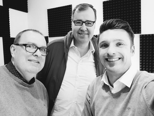 40 Bürgerfragen-Bürgermeisterantworten, die Dritte: Peter Skrodolies ist eifriger Hörer dieses Podcasts und er hat viele Fragen zur Verwaltungsarbeit. Darum sitzt er nun selbst vor einem Mikrofon und richtet seine Fragen direkt an Geestlands Bürgermeister Thorsten Krüger. Matthias Wittschieben versucht, das Geschehen zu moderieren. Ein Experiment, das sich gelohnt hat.