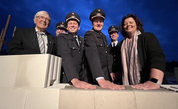 Vertreter von Feuerwehr und Verwaltung bei der Grundsteinlegung