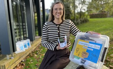 Klimaschutzmanagerin Katharina Koop präsentiert die Energiespar-Box
