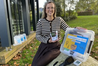 Klimaschutzmanagerin Katharina Koop präsentiert die Energiespar-Box