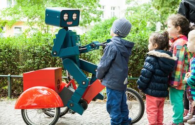 Der sprechende Roboter "Hugo" mit Kindern
